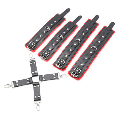L'appareil de retenue en cuir noir en PU, menottes et ceintures croisées pour les adultes.