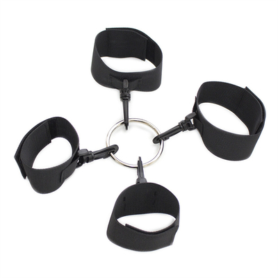 Des attaches de lit en tissu de couleur noire pour les esclaves