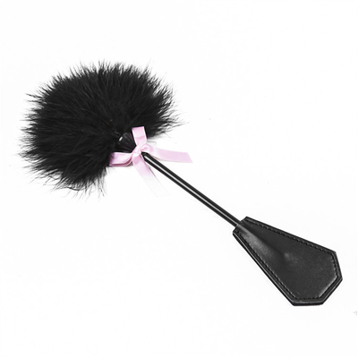 Massage des fesses Stimulateur du sens Entraînement à double usage Plume fourrée Paddle en cuir avec rose Kindky Bowknot Flirter esclavage