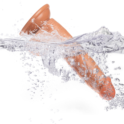 Un énorme dildo artificiel super épais avec une bouteille d'aspiration et un bouchon de cul.