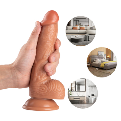 Un énorme dildo artificiel super épais avec une bouteille d'aspiration et un bouchon de cul.